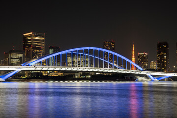 明かりの灯った築地大橋