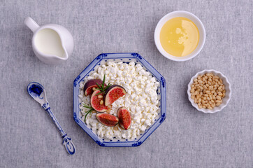 Cottage cheese with fig slices