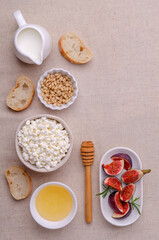 Cottage cheese with fig slices