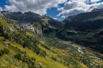 Fototapeta na wymiar スイスアルプス、グリムゼル峠から見るフルカパス