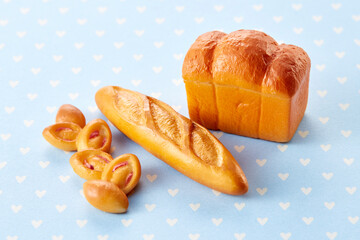 精巧に作られているミニチュア食品---バゲット・パン