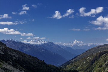 スイスアルプス、フルカ峠から見えるモンブラン