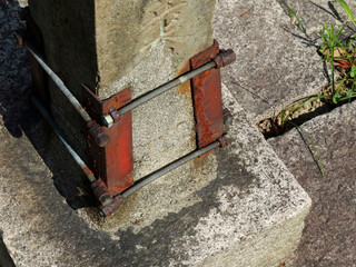 補強修理された古い墓石