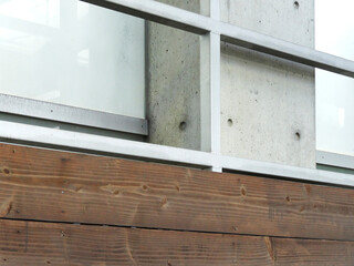 板とコンクリートの壁