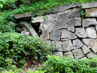 崩れた石垣