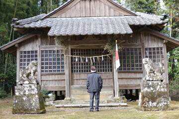 Fototapeta na wymiar 神社とおじいちゃん