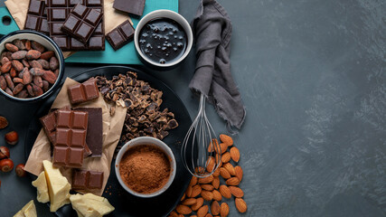 Obraz na płótnie Canvas Delicious chocolate bars and pieces