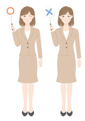 マルバツ札を持つスーツ姿の女性