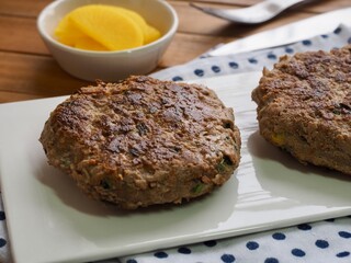 도자기 접시에 담긴 소고기 함박스테이크 
