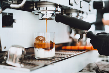 Make coffee from the machine,The barista is brewing milk coffee.