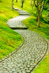 緑に包まれた石畳の小道