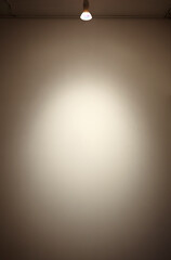 スポットライトが当たった白い壁