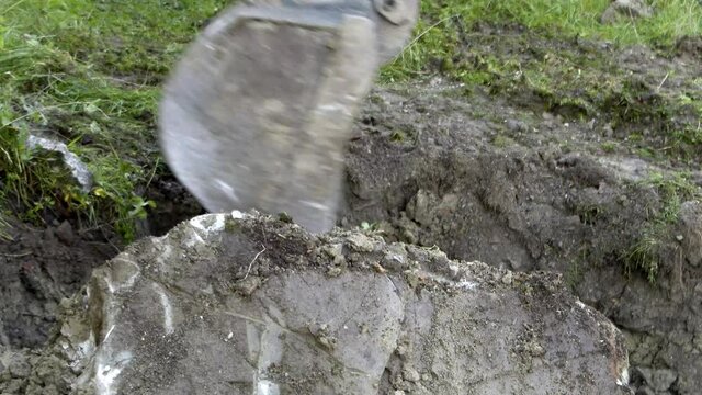 Estrazione di una roccia con escavatore