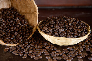 Roasted coffee beans pour out the basket Piled on the floor
