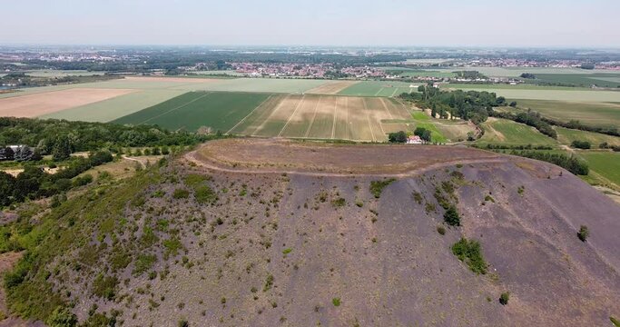 Panorama a&eacute;rien du terril d'Estevelles pr&egrave;s des fosses 24 et 25 et des mines de Courri&egrave;res - Gohelle, Estevelles, Nord, Hauts-de-France, France