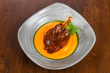 Lamb leg with cream sauce