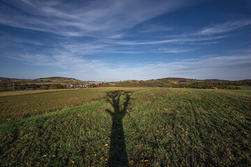 Schatten des Baumes vor herbstlicher Landschaft