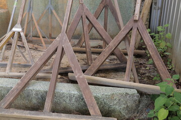 片付けられたグラウンド整備用のレーキ © Yuzuru Gima