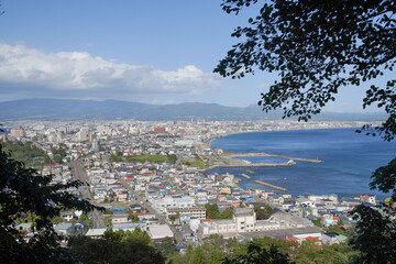 Obraz premium 北海道、函館山の中腹から見た昼間の函館市街地