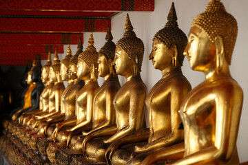 ワットポー　回廊の仏像