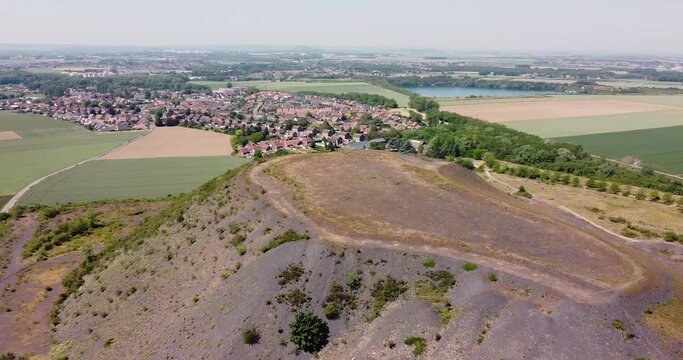 Plan a&eacute;rien du terril d'Estevelles avec base en c&ocirc;ne et sommet tabulaire pr&egrave;s des  mines de Courri&egrave;res - Gohelle, Estevelles, Nord, Hauts-de-France, France