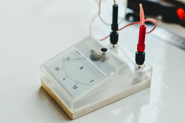 Analog amperemeter with wires