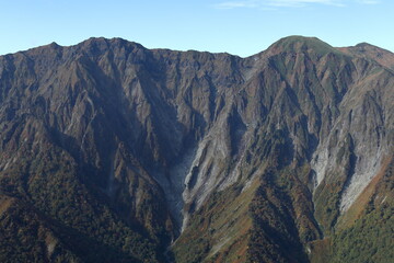 日本百名山”谷川岳”の全景 (秋/紅葉)(アップ)