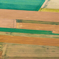 vue aérienne de champs colorés à Gourchelles dans l'Oise en France