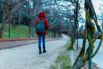 Joven de rojo caminando en invierno