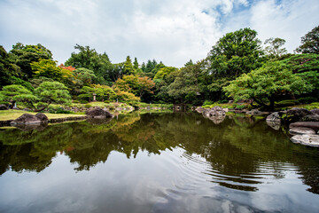 Fototapeta na wymiar 池のある、秋の日本の伝統的な庭園の風景