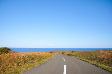 北海道、網走国定公園の能取岬に行く途中の、海まで伸びる道路