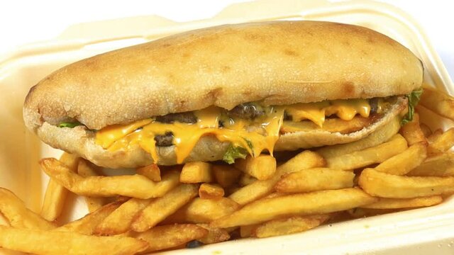 sandwich kebab et frites dans une boite &agrave; emporter
