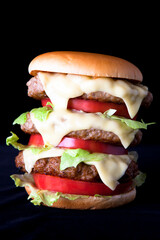 デカ盛りハンバーガー