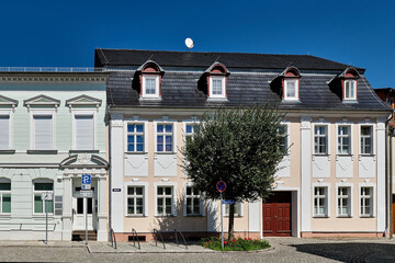 Fototapeta na wymiar Denkmalgeschütztes historisches Wohnhaus aus dem späten 18. Jahrhundert am Topfmarkt in Lübbenau