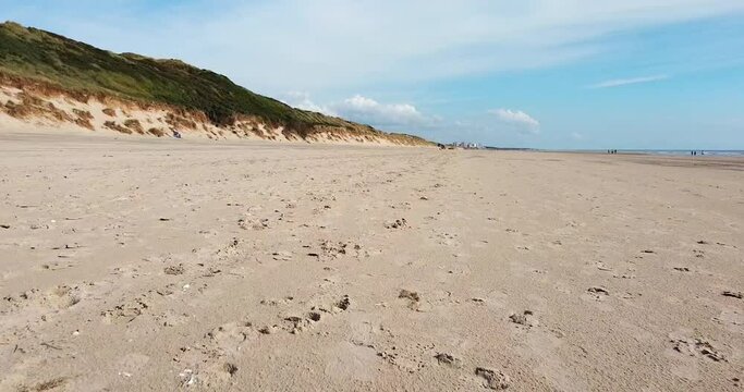 Vue drone du sable au ras du sol sur la plage. Equihen-Plage, Pas-de-Calais, Hauts-de-France, France