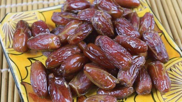 plat de dattes sur une table