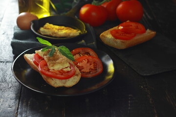 Tostada de tortilla francesa con guarnición de tómate natural