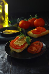 Tostada de tortilla francesa con guarnición de tómate natural