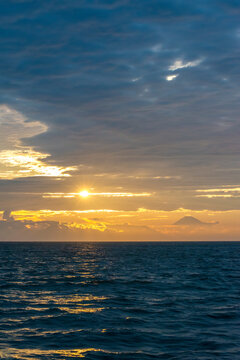 雲間の夕日 の写真 ロイヤリティフリーの画像 グラフィック ベクターおよびビデオ Adobe Stock