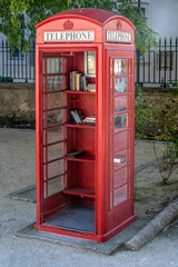 Cabine téléphonique anglaise servant de bibliothèque dans les remparts d'Avignon