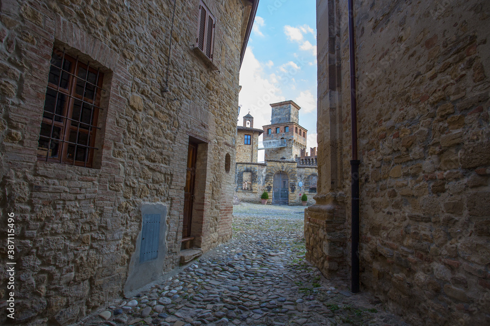 Wall mural vigoleno, italy, august 25, 2020 - view of vigoleno castle, piacenza province, italy.