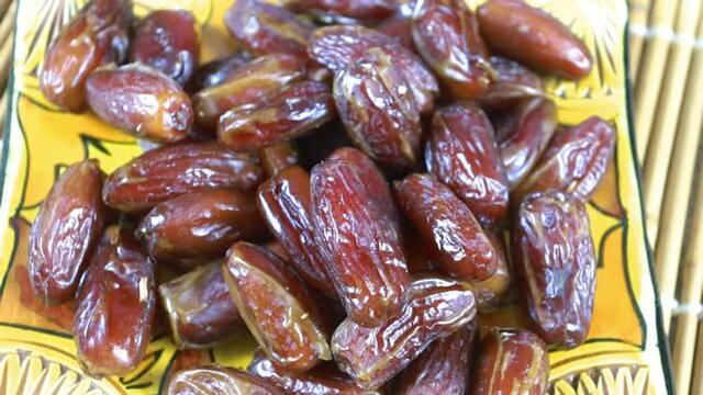 plat de dattes sur une table