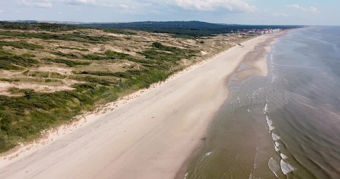 Vue a&eacute;rienne de la plage, la mer et les dunes entre Equihen-Plage et Hardelot - Hardelot-Plage, C&ocirc;te d'Opale, Pas-de-Calais, Hauts-de-France, France