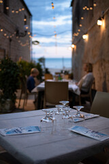 Restaurant am Meer mit Lichterkette