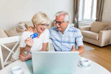 Obraz premium Excited senior woman looking at computer screen showing smiling middle aged husband online shopping sale on web site