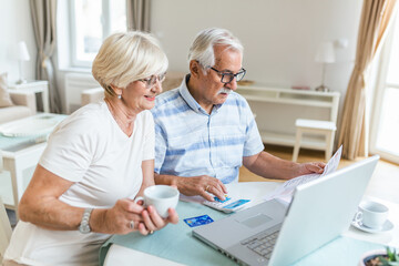 Obraz premium Couple calculating and planning their budget. Saving money for traveling, using calculator