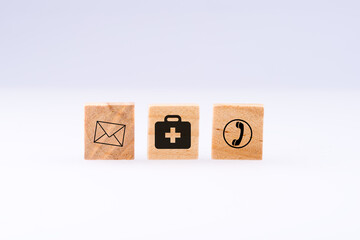 Kontakt Symbole für den Hausarzt mit Brief und Telefon