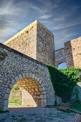 Castillo de Cuenca con su puente de piedra y entrada por el arco de Bezudo del siglo XVI