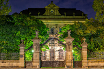 Markgräfin-Wilhelmine-Gymnasium Bayreuth bei Nacht. Ansicht Eingangstor mit Uhr. Bayreuth, Bayern, Deutschland.