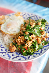 鶏肉のバジル炒め